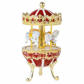 L’œuf manège rouge et or, par l’Homme Moderne.