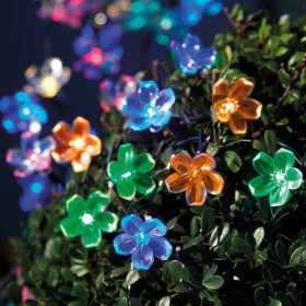 Guirlande solaire “ Fleurs de lumière ” , par l’Homme Moderne.