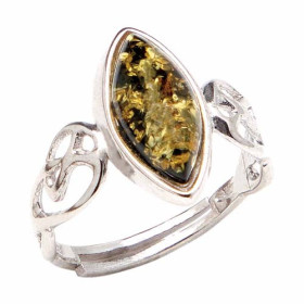 La bague en ambre vert, par l’Homme Moderne.