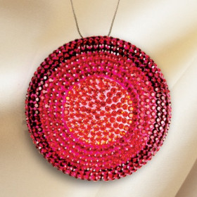 Collier médaillon de cristal, par l’Homme Moderne.