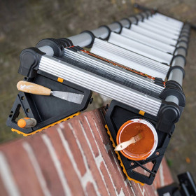 Échelle télescopique  et porte-outils
