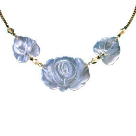 Collier fleur de nacre, par l’Homme Moderne.