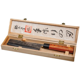 Couteau Nakiri découpe facile, par l’Homme Moderne.