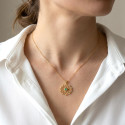 Le pendentif rosace au cœur d’émeraude