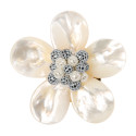 La broche fleur de nacre