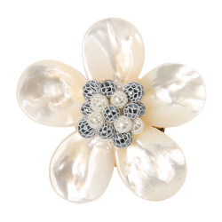 La broche fleur de nacre