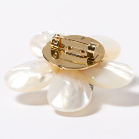 La broche fleur de nacre