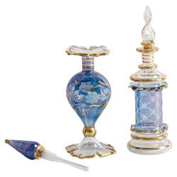 Les deux flacons de parfum bleus