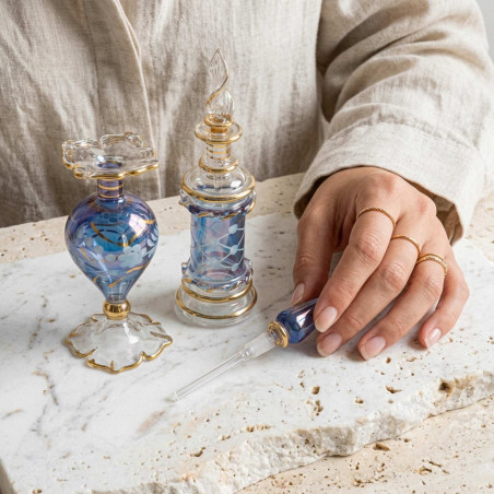 Les deux flacons de parfum bleus (2)