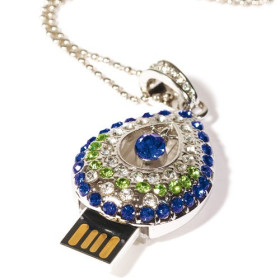 Pendentif strass multimédia, par l’Homme Moderne.