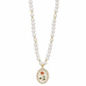 Le collier de perles avec médaillon