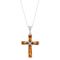Le pendentif croix d’ambre